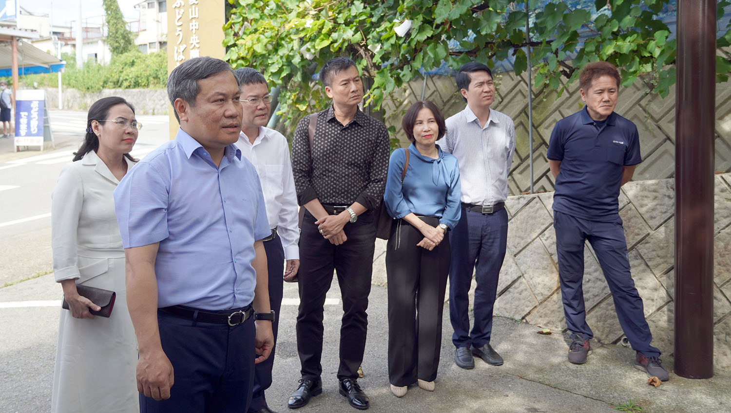 Đồng chí Bí thư Tỉnh ủy và đòn công tác thăm doanh nghiệp trồng nho