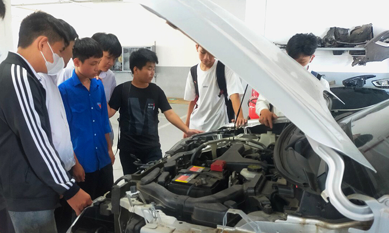 HSSV tham quan về quy trình hoạt động, nguyên tắc làm việc, mô hình sản xuất… tại các doanh nghiệp.