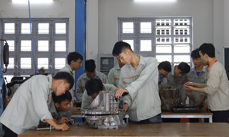 Chương trình đào tạo ngành công nghệ kỹ thuật ô tô luôn chú trọng kỹ năng thực hành cho HSSV.