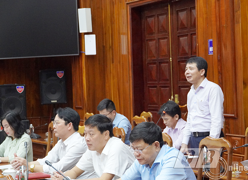 Lãnh đạo UBND thành phố Đồng Hới phát biểu tại cuộc họp.