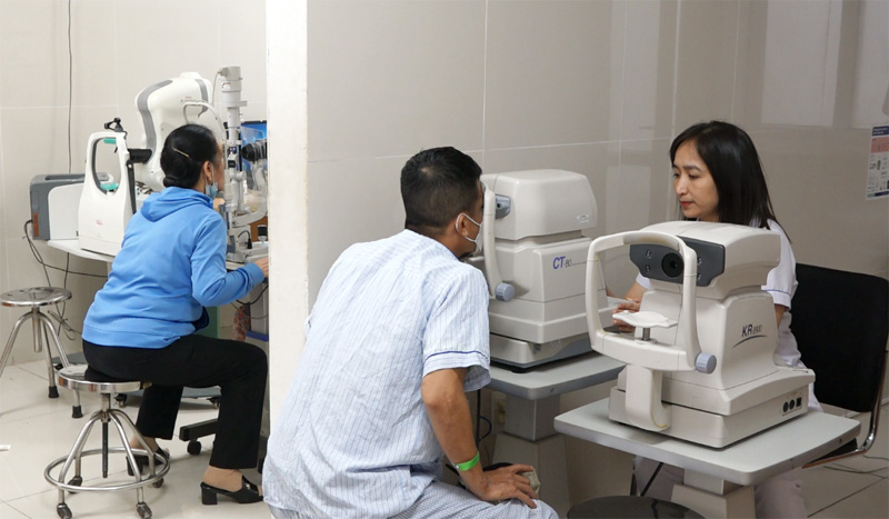 Sở Y tế khuyến cáo người dân không tự mua thuốc tự điều trị đau mắt đỏ mà phải đến ngay cơ sở y tế để được khám và điều trị đúng, tránh các biến chứng nặng. 