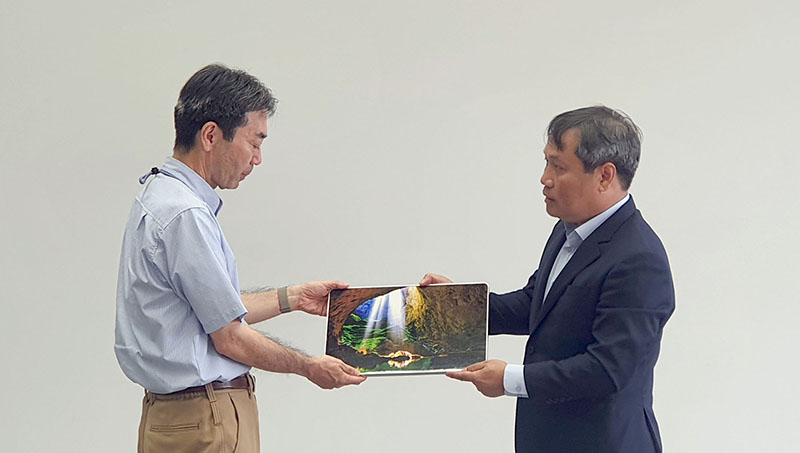 Đồng chí Bí thư Tỉnh ủy Vũ Đại Thắng tặng quà cho đại diện lãnh đạo Viện nghiên cứu