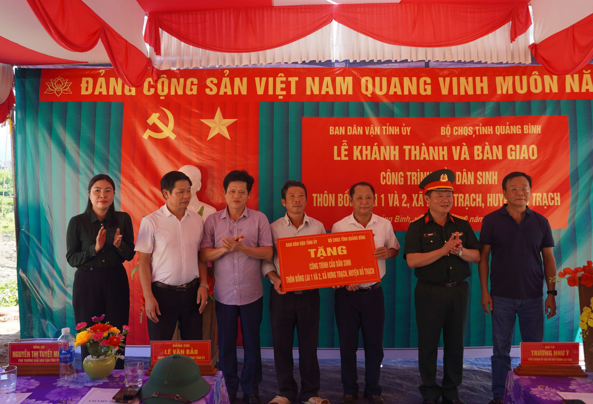Đồng chí Chủ nhiệm UBKT Tỉnh ủy Lê Văn Bảo và lãnh đạo Ban Dân vận Tỉnh ủy; Bộ CHQS tỉnh bàn giao công trình NTM cho chính quyền địa phương xã Hưng Trạch.