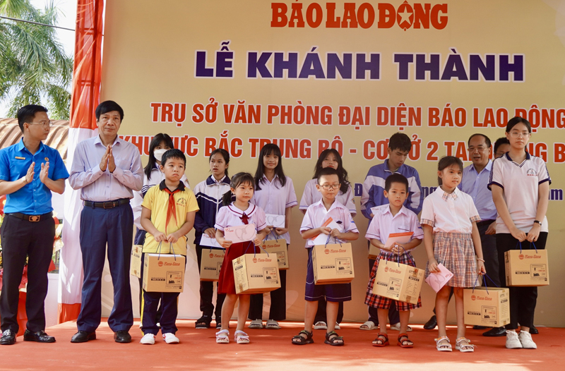 Trao học bổng cho con em công nhân, lao động khó khăn trên địa bàn tỉnh.