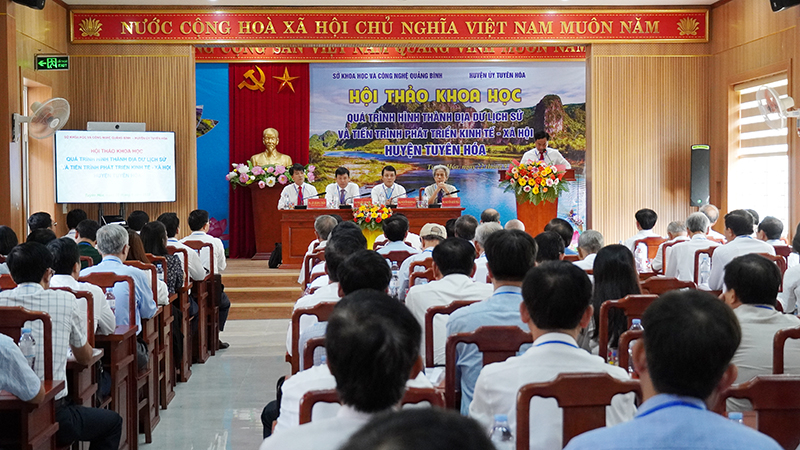 oàn cảnh hội thảo.