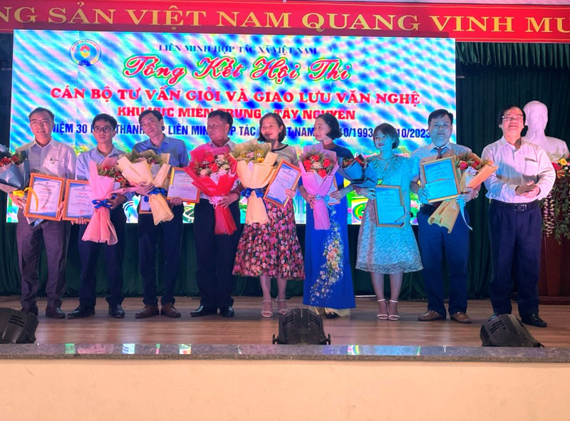 Thí sinh Ngô Gia Hồng Đức (người đứng thứ 3 từ trái sang) nhận giải ba tại hội thi.