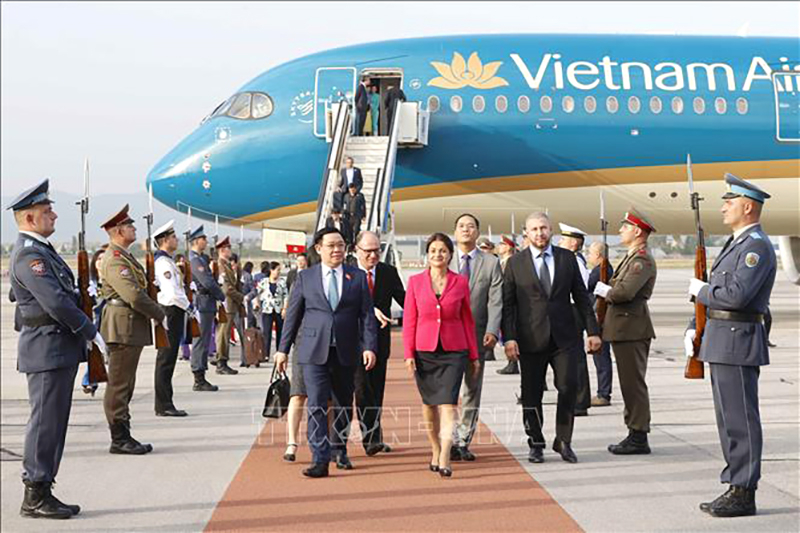 Lễ đón Chủ tịch Quốc hội Vương Đình Huệ tại Sân bay quốc tế Sofia. Ảnh: Doãn Tấn/TTXVN