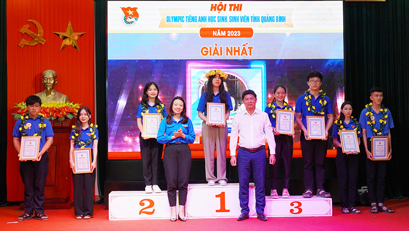 Ban tổ chức trao giải cho các thí sinh.