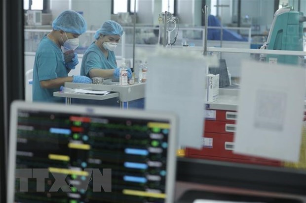 Nhân viên y tế chăm sóc bệnh nhân COVID-19. (Ảnh: Minh Quyết/TTXVN)