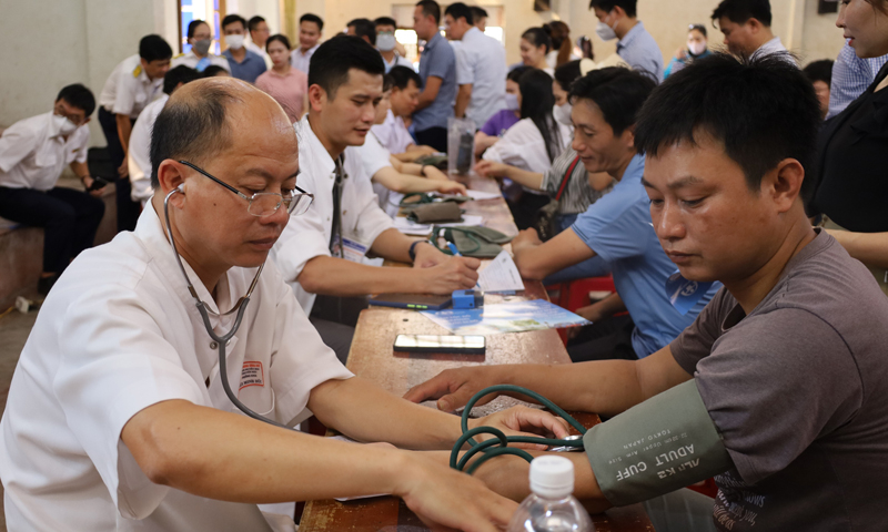 Cán bộ, đoàn viên thể hiện nghĩa cử cao đẹp, tinh thần tương thân tương ái qua hoạt động hiến máu tình nguyện.