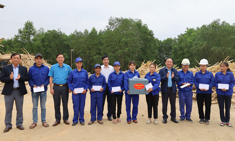  Đồng chí Phó Bí thư Thường trực Tỉnh ủy Trần Hải Châu và lãnh đạo HĐND tỉnh, LĐLĐ tỉnh tặng quà động viên người lao động có hoàn cảnh khó khăn tại Công ty CP Lệ Ninh.