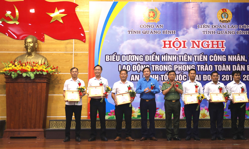  Đại diện lãnh đạo LĐLĐ tỉnh và Công an tỉnh biểu dương, khen thưởng các cá nhân điển hình trong phong trào toàn dân bảo vệ an ninh Tổ quốc.