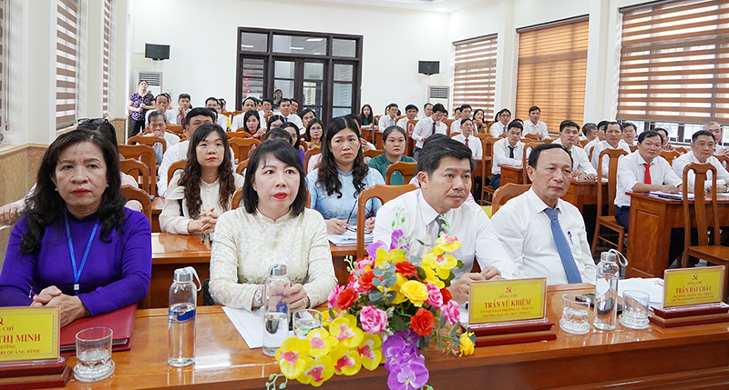 Các đại biểu tham dự tại lễ khai giảng.