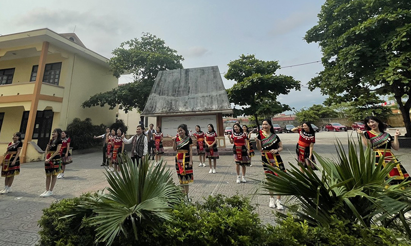Sân trường là bối cảnh chính để các đơn vị trường học thực hiện video clip thể dục giữa giờ.