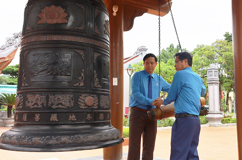 Các đồng chí lãnh đạo LĐLĐ tỉnh thỉnh chuông, bắt đầu buổi lễ dâng hoa, dâng hương tại Đền thờ Bác Hồ và các anh hùng liệt sỹ. 