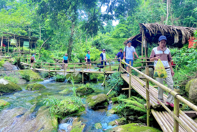 Phải làm sao để du khách đến các điểm du lịch sinh thái không chỉ đơn giản tắm suối, thưởng thức ẩm thực, chụp ảnh và ra về… Ảnh: Công ty Trường Tuấn