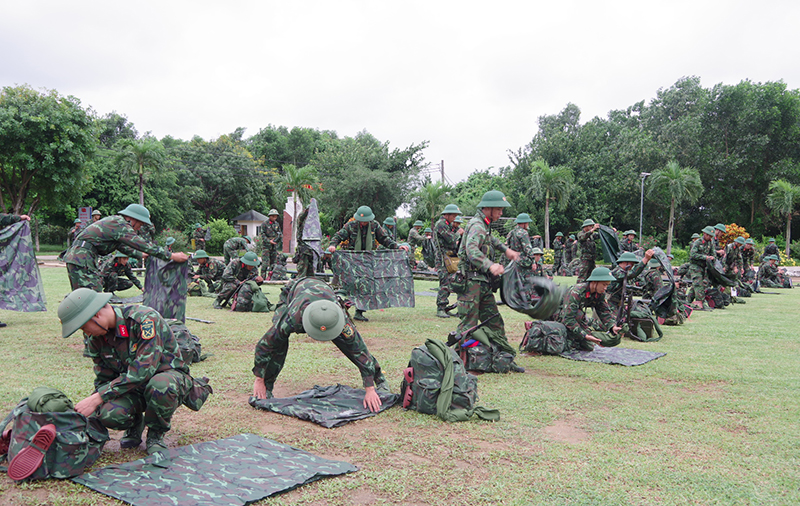 Báo động kiểm tra quân tư trang, vật chất phòng, chống lụt bão tại Trung đoàn Bộ binh 996.