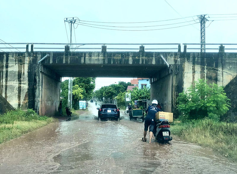 Nhiều nơi trên địa bàn nước không thoát kịp khi có một trận mưa.
