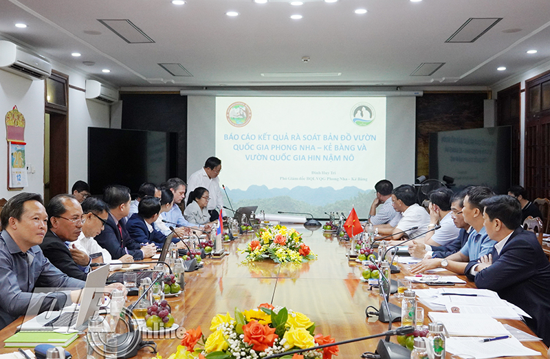 Các đại biểu nghe giới thiệu về...