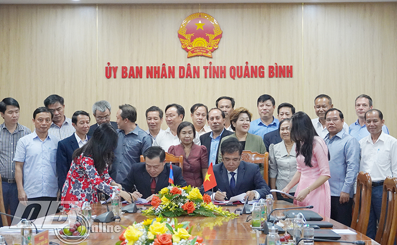 Ảnh: Đại diện hai đoàn công tác ký kết biên bản cuộc họp về việc thống nhất đề xuất bản đồ phục vụ hồ sơ đề cử VQG Hin Nậm Nô (Lào) là Di sản thế giới liên biên giới với VQG Phong Nha-Kẻ Bàng.