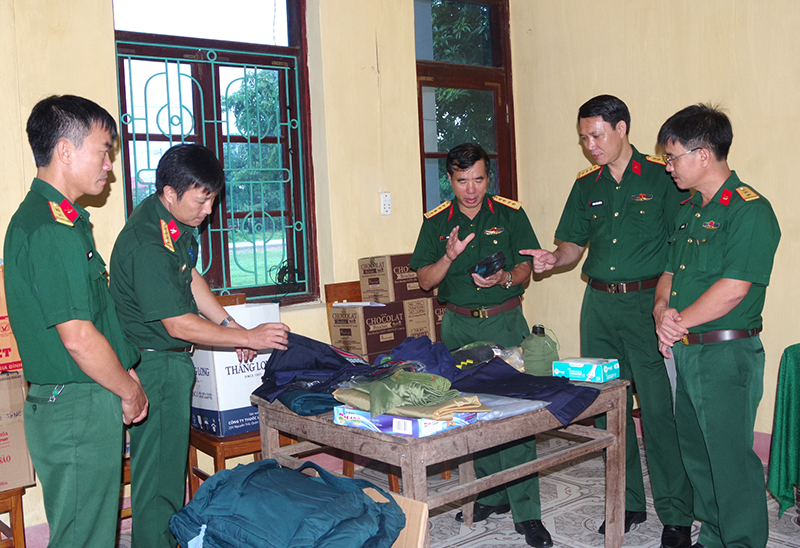 Đoàn công tác Ban Chỉ đạo 515 Quân khu 4 kiểm tra vật chất, quân tư trang.