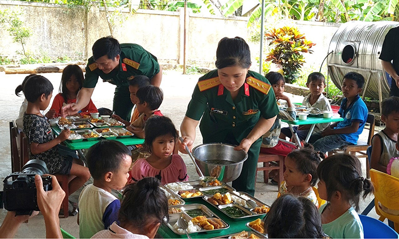 Bữa cơm cho em ở Trường mầm non Lâm Thủy.
