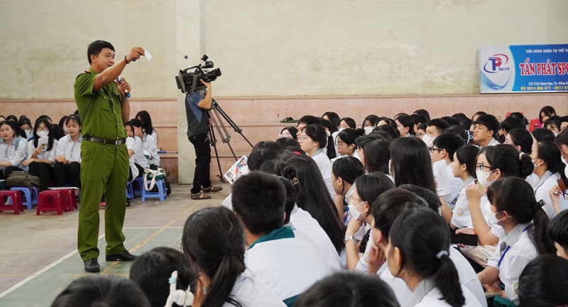 Đoàn thanh niên Công an tỉnh giới thiệu kỹ năng phòng, chống ma túy.
