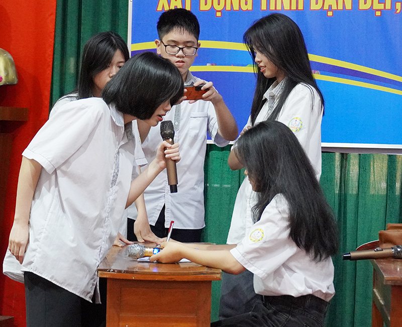 Tiểu phẩm do học sinh Trường THPT Chuyên Võ Nguyên Giáp thể hiện.