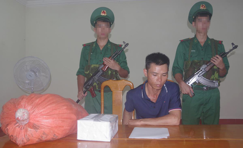 Đối tượng và tang vật trong vụ mua bán, vận chuyển 40kg vật liệu nổ trên địa bàn huyện Quảng Ninh.