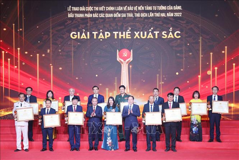  Lễ trao giải Cuộc thi viết chính luận về bảo vệ nền tảng tư tưởng của Đảng. (Trong ảnh: Các tập thể có thành tích xuất sắc nhận Bằng khen của Ban Tổ chức cuộc thi. Ảnh: Phương Hoa - TTXVN)