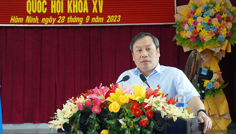 Đồng chí Bí thư Tỉnh ủy, Trưởng đoàn ĐBQH tỉnh phát biểu tại hội nghị