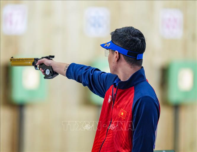 Xạ thủ Phạm Quang Huy thi đấu ở nội dung 10m súng ngắn hơi nam tại ASIAD 2023 ở Hàng Châu, tỉnh Chiết Giang, Trung Quốc, ngày 28/9/2023. Ảnh: THX/TTXVN