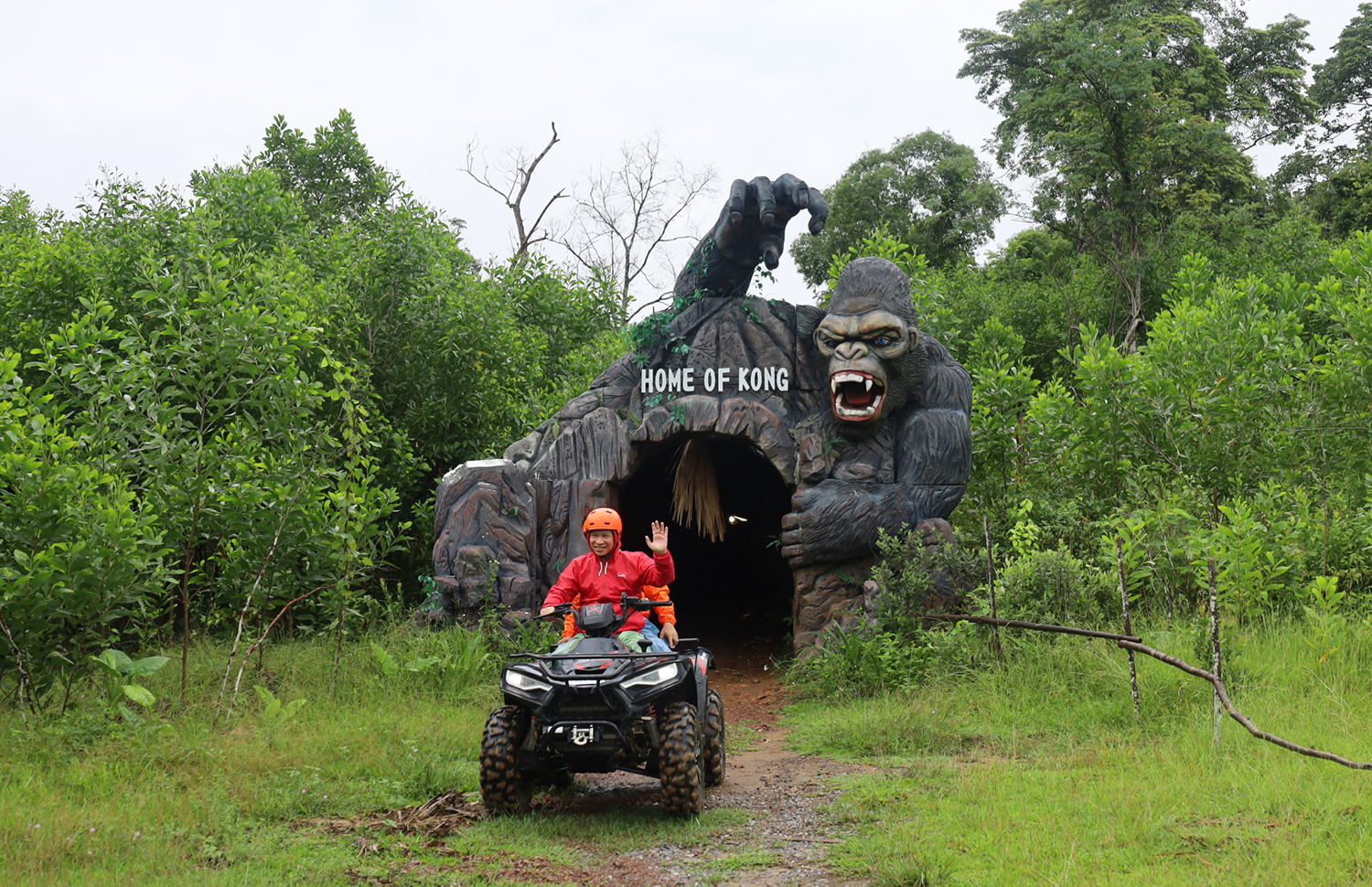 ... và trải nghiệm sản phẩm lái xe địa hình ATV khám phá cảnh quan thiên nhiên tại Tân Hóa.
