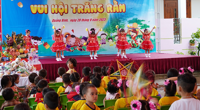 Tiết mục biểu diễn do các trẻ mầm non biểu diễn.