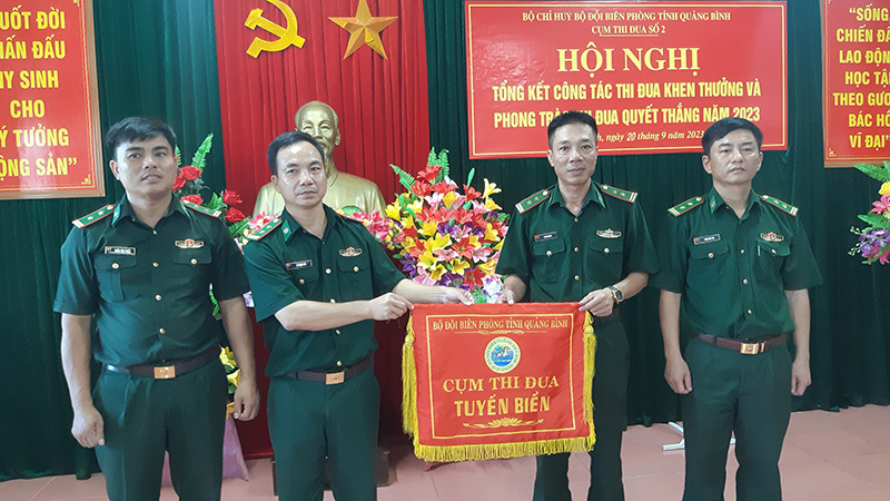 Bàn giao cờ thi đua cho đơn vị Cụm trưởng năm tiếp theo tại Cụm Thi đua tuyến rừng.