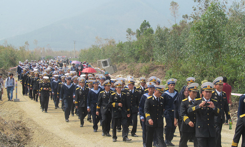 Đông đảo người dân, phương tiện đi trên con đường vào nơi an táng Đại tướng vừa được hoàn thành chỉ trong 5 ngày 5 đêm.