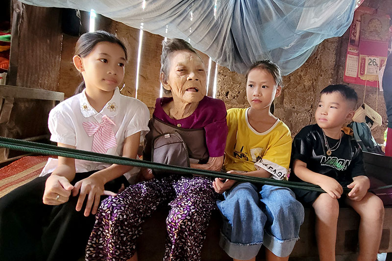 Bà Trần Thị Đoái và các cháu