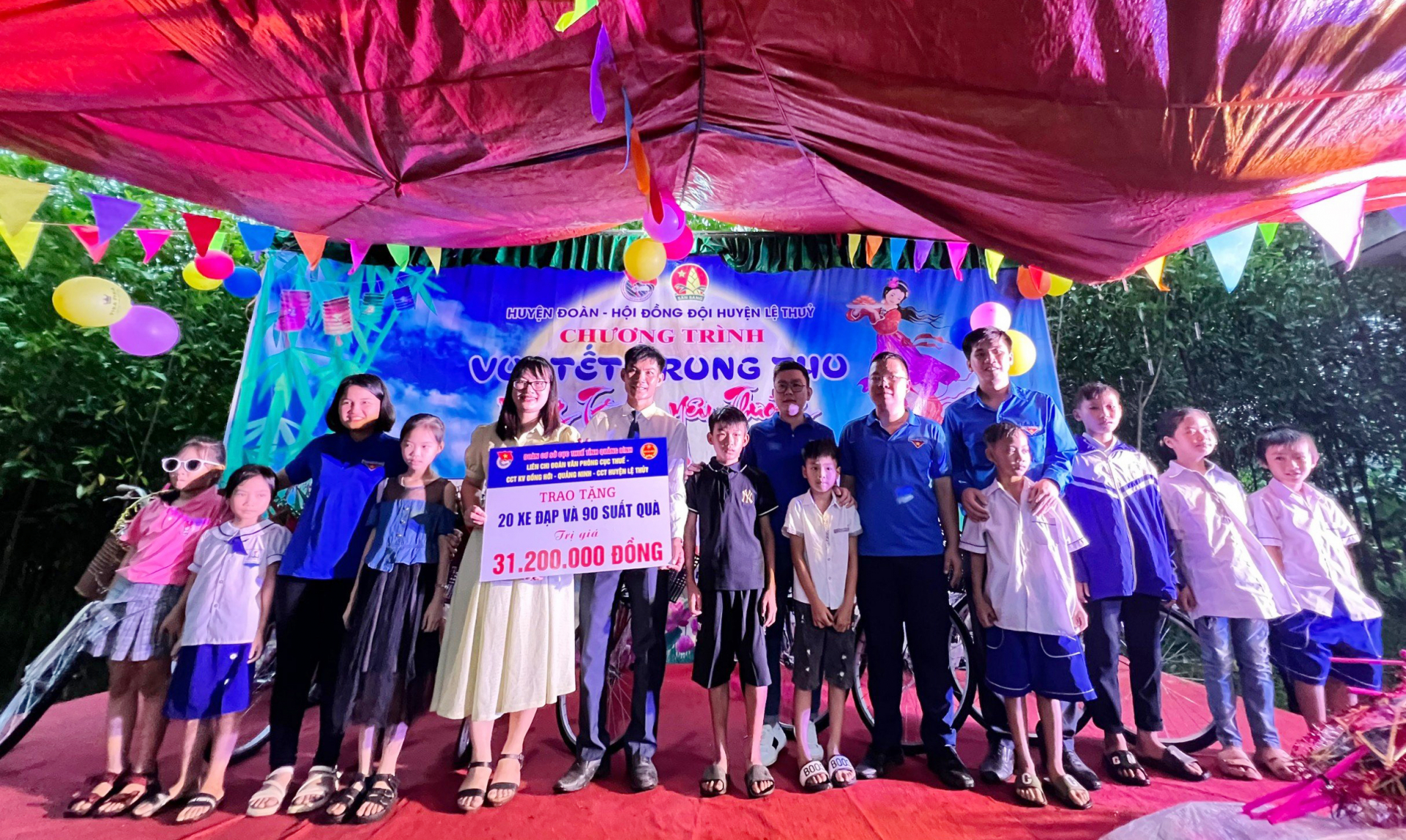 Các đơn vị tổ chức, nhà hảo tâm trao tặng 20 chiếc xe đạp các cháu thiếu nhi, học sinh có hoàn cảnh khó khăn trên địa bàn.