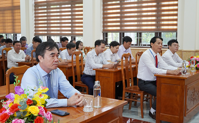 Các đại biểu tham dự lễ bế giảng lớp bồi dưỡng.