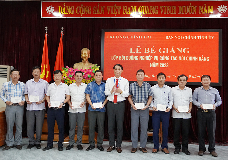Đại diện lãnh đạo Trường Chính trị tỉnh trao chứng chỉ cho các học viên.