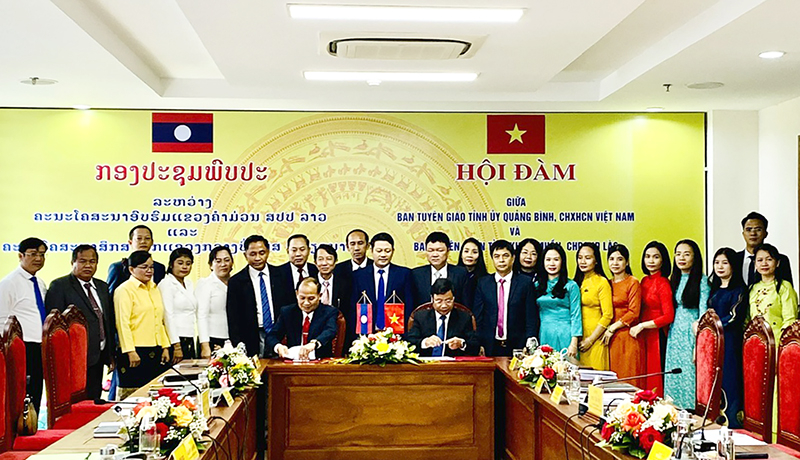 Đồng chí Trưởng ban Tuyên giáo Tỉnh ủy Cao Văn Định và đồng chí Trưởng ban Tuyên huấn tỉnh Khăm Muồn Sổm-phông Văn-phay-thong ký kết biên bản hợp tác.