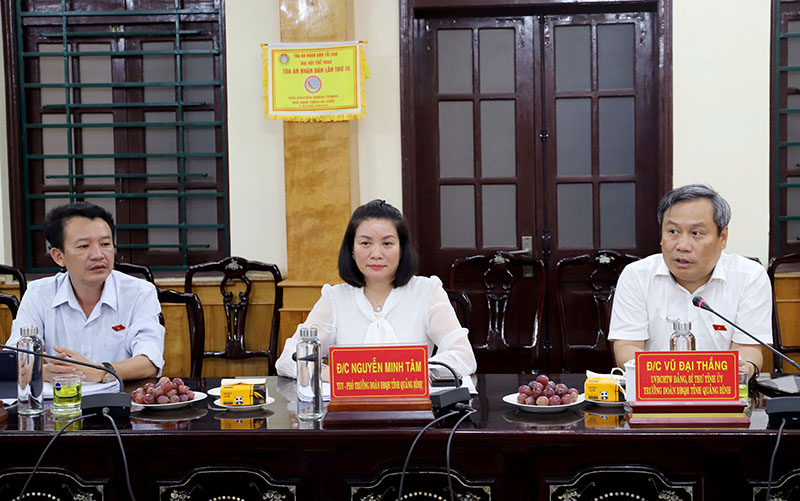 Đồng chí Vũ Đại Thắng, Ủy viên Trung ương Đảng, Bí thư Tỉnh ủy, Trưởng đoàn Đại biểu Quốc hội tỉnh cùng các thành viên trong Đoàn Đại biểu Quốc hội tỉnh tham gia góp ý