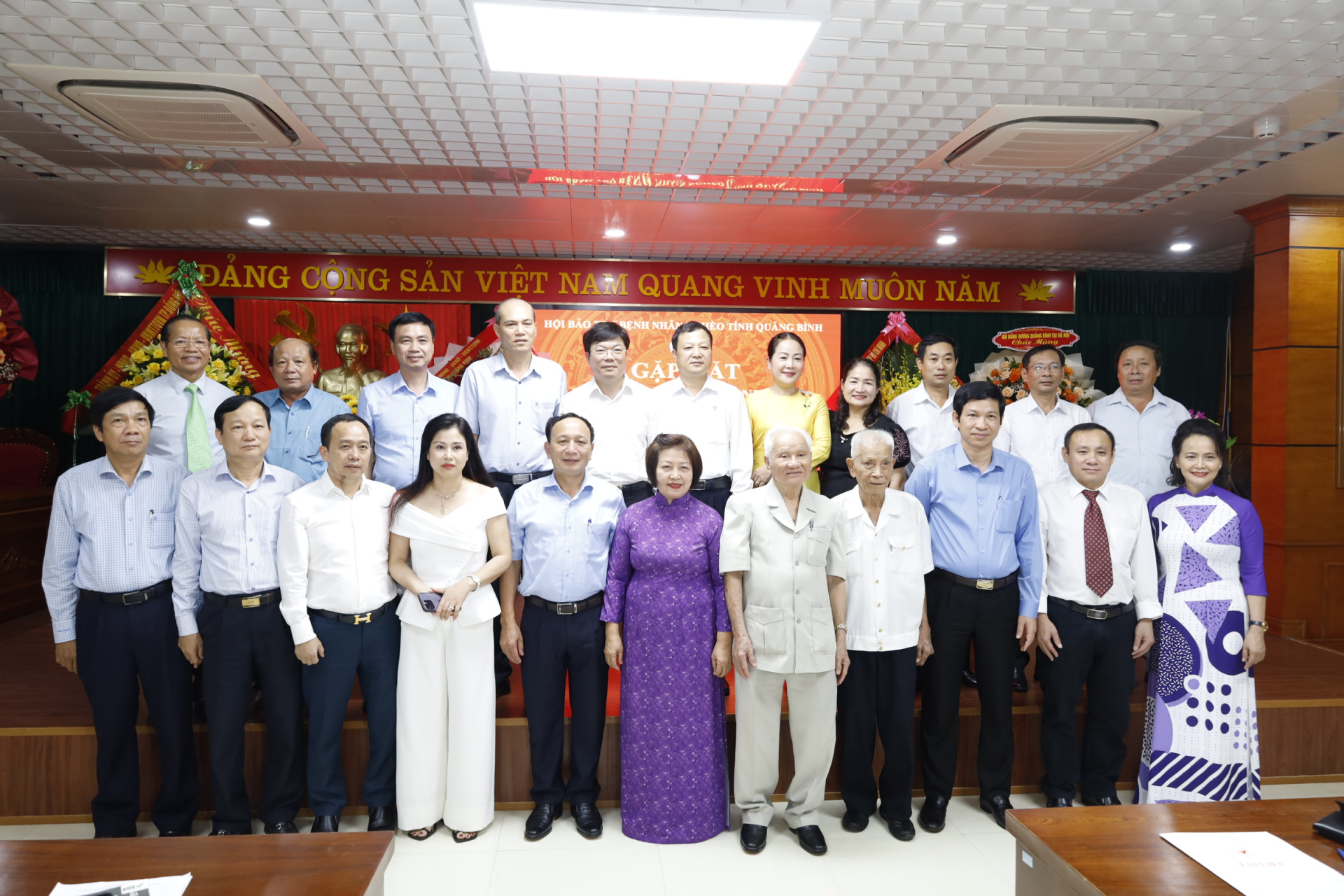 Các đồng chí lãnh đạo tỉnh chụp ảnh lưu niệm cùng ban chấp hành hội, đại diện các nhà tài trợ...