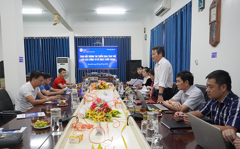 Các đại biệu dự buổi thông báo triển khai thay đổi lịch ghi chỉ số công tơ về ngày cuối tháng.