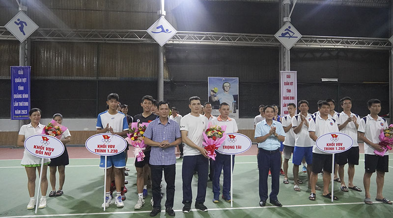 Ban tổ chức tặng hoa cho vận động viên tham gia các nội dung của giải