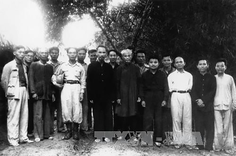 Năm 1948, ở tuổi 37, đồng chí Võ Nguyên Giáp được phong quân hàm Đại tướng và trở thành vị tướng đầu tiên của Quân đội nhân dân Việt Nam. Trong ảnh: Đại tướng Võ Nguyên Giáp (hàng đầu, thứ ba từ trái sang) bên cạnh Chủ tịch Hồ Chí Minh, sau lễ phong quân hàm Đại tướng, tại Lục Rã, chân đèo Re, ngày 27/5/1948. Ảnh: TTXVN sưu tầm