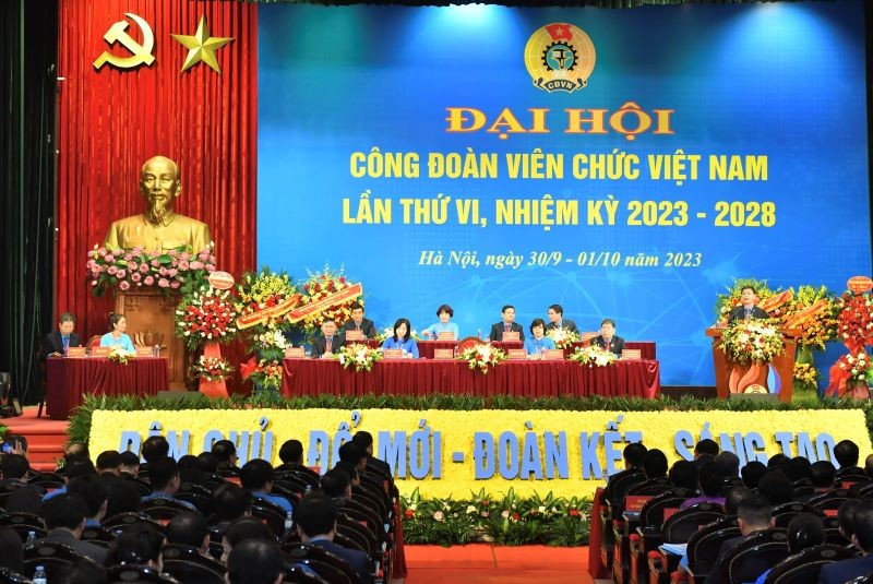  Đoàn chủ tịch Đại hội Công đoàn viên chức Việt Nam lần thứ VI.