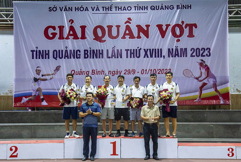 Ban tổ chức trao giải cho VĐV tham gia nội dung 1.230
