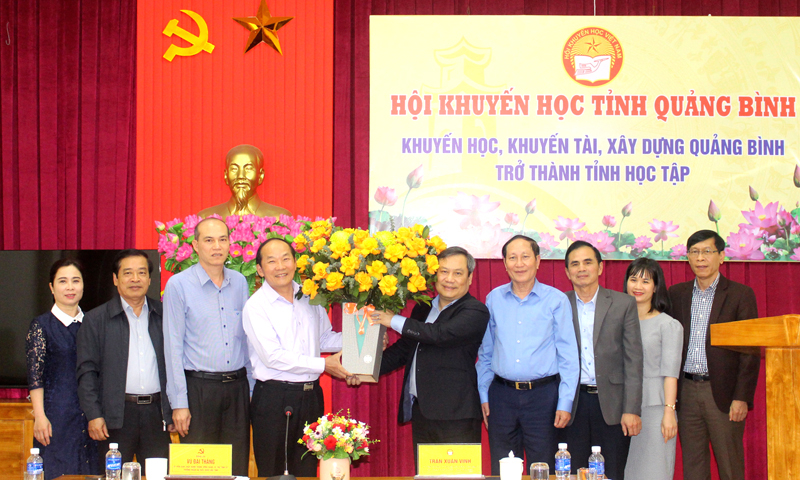 Đồng chí Bí thư Tỉnh ủy Vũ Đại Thắng tặng hoa Hội Khuyến học tỉnh.