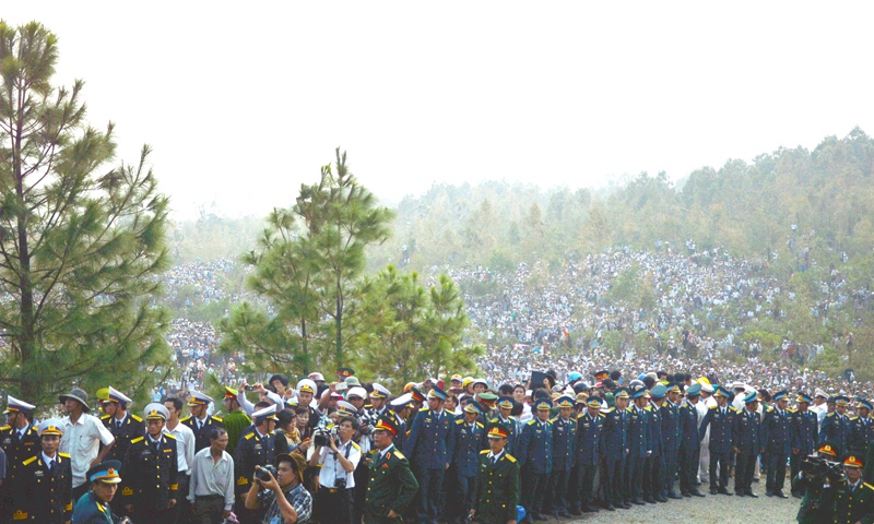 Tiễn đưa Đại tướng Võ Nguyên Giáp về nơi yên nghỉ ở Vùng Chùa, xã Quảng Đông (Quảng Trạch).